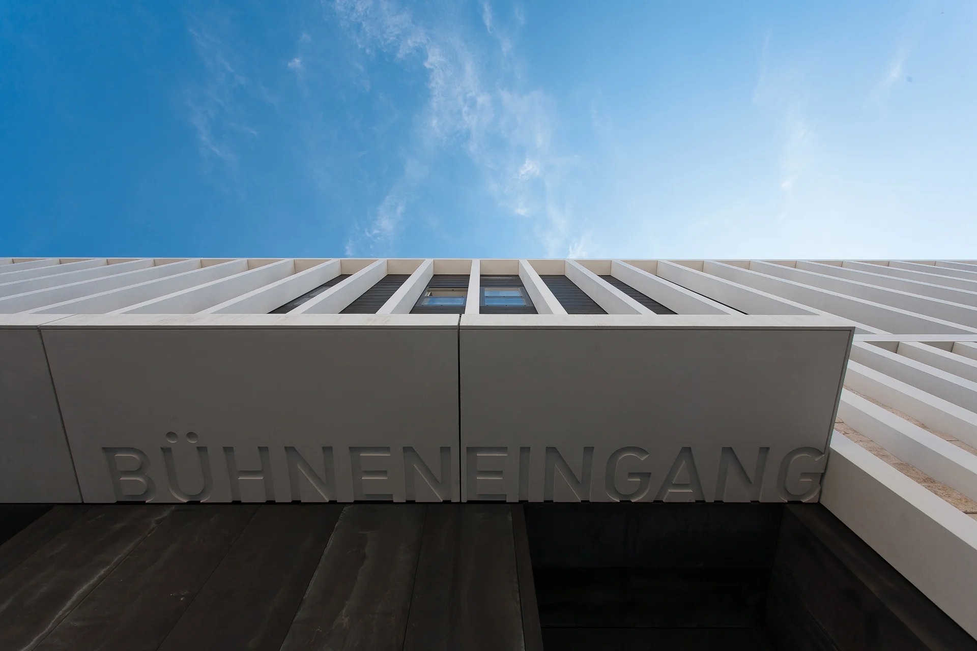 Beschriftung des Bühneneingang als Betonfertigteil