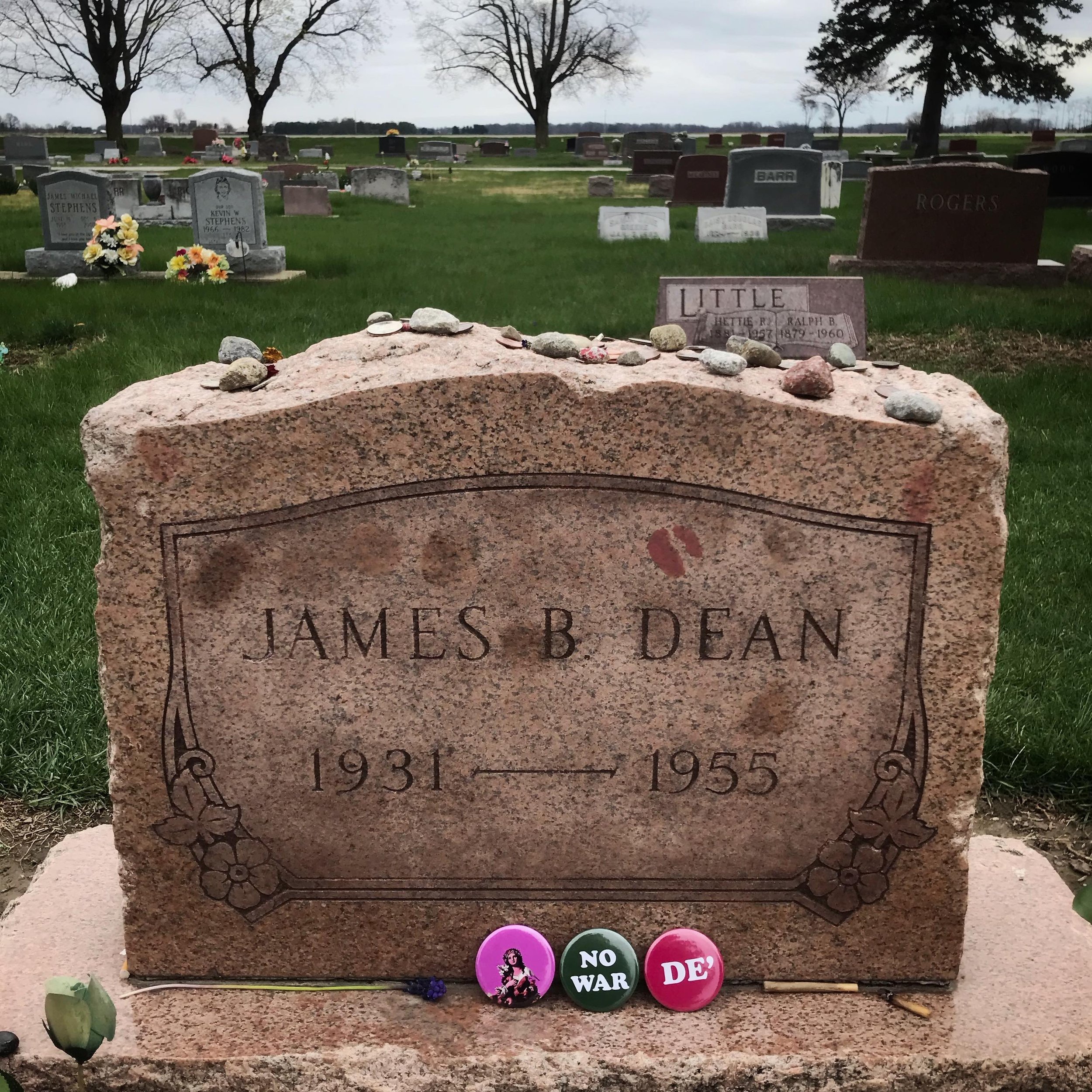 Volga Blues | The American Tour. On the way to Indiana University.
A quick stop to pay tribute to the one and only. With a Pop-aganda homage by Gaia Light.
.
James Dean grave. Fairmont, Indiana. April 2024.
.
#photojournalism #documentaryphotography 