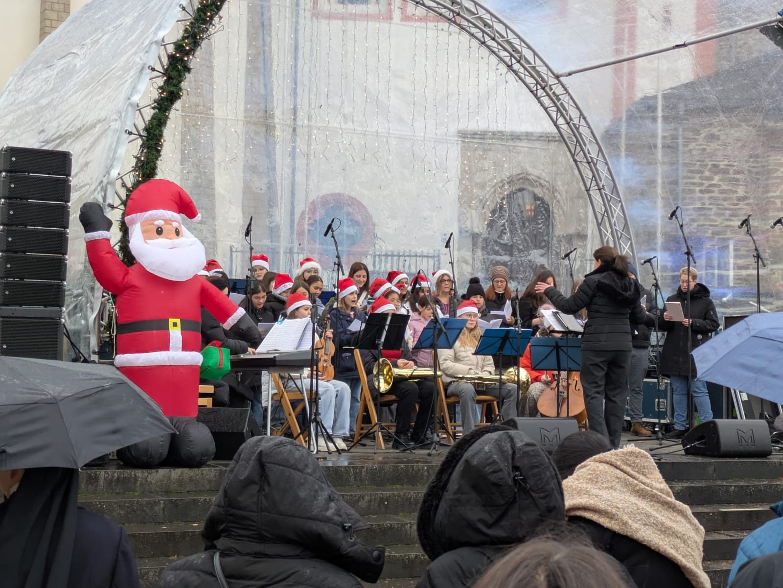 In der Weihnachtsbäckerei…

Schüler-Lehrer-Chor singt auf dem Bendorfer Weihnachtsmarkt