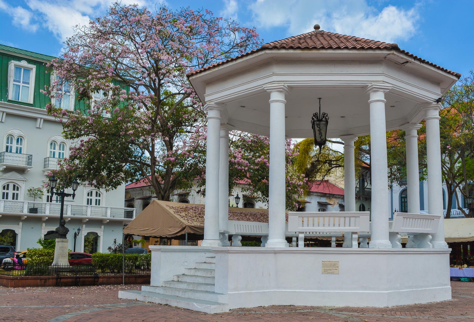 Plaza de Independencia with the weekend market in the background