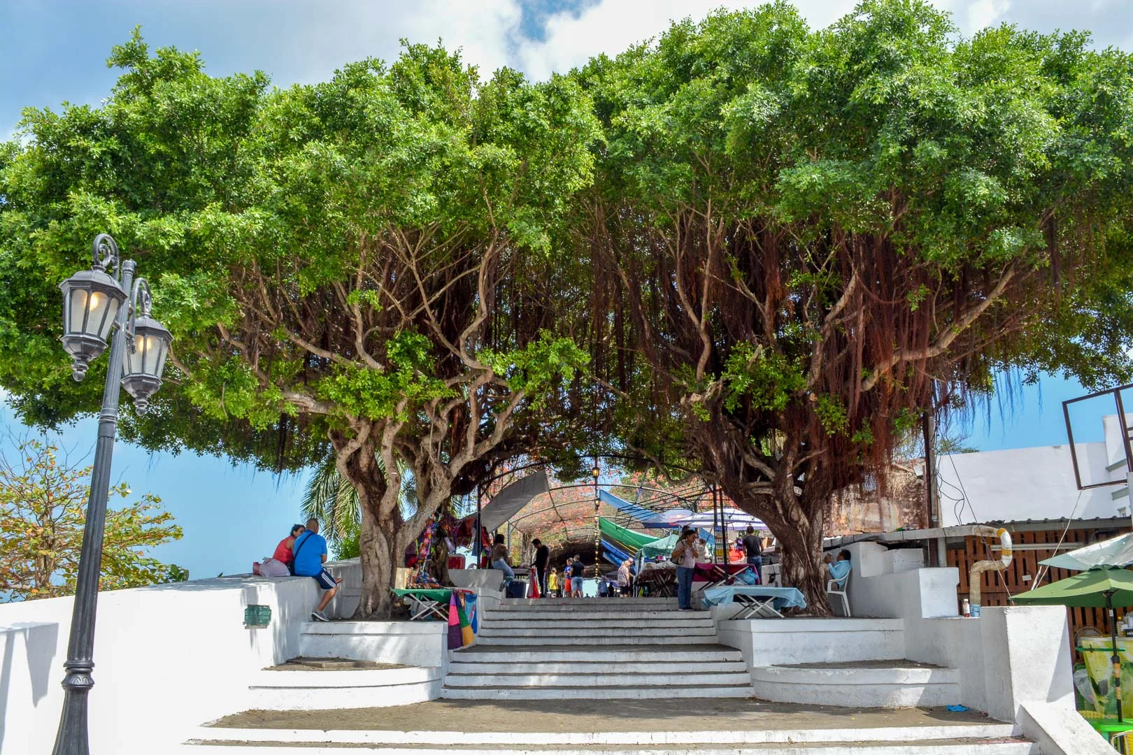 An inviting entrance to Paseo Las Bóvedas