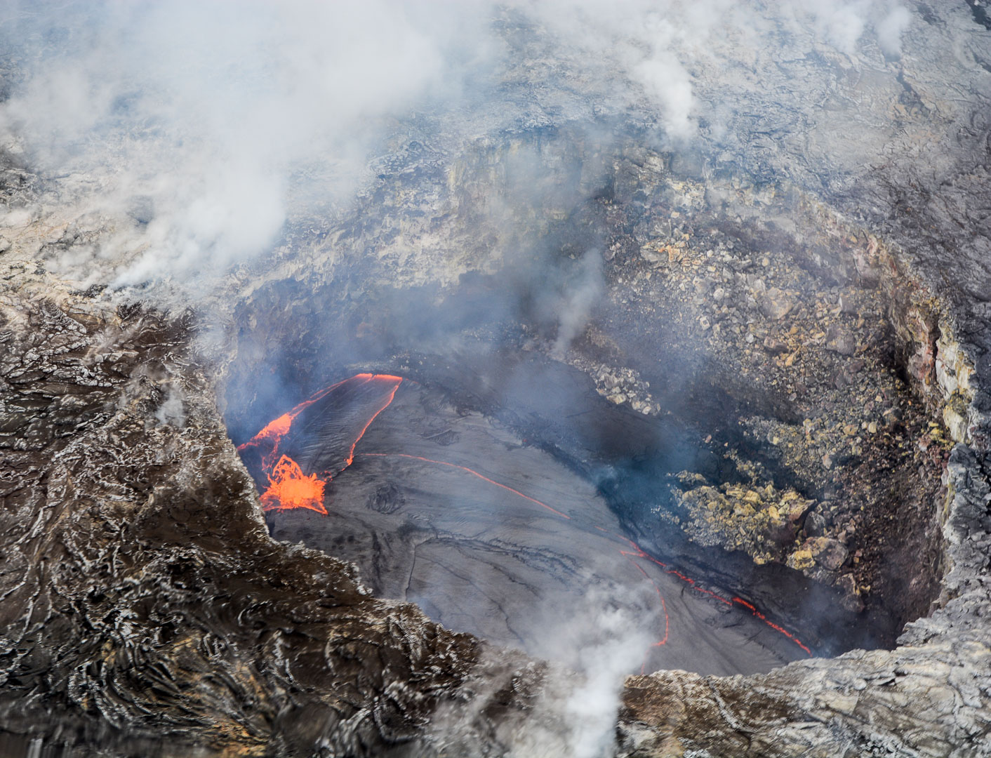 Lava bubbling inside Kiluaea!