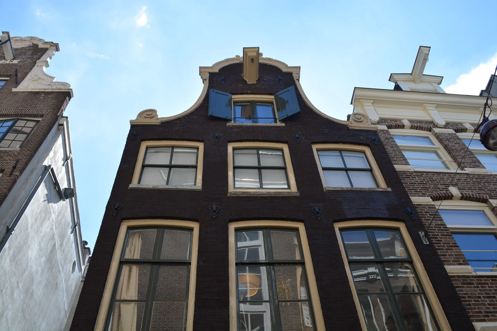 Row houses in Amsterdam have frontages that lean forward. From the top, you can see a hook through which a rope was strung that allowed people to pull large items up to the higher floors.