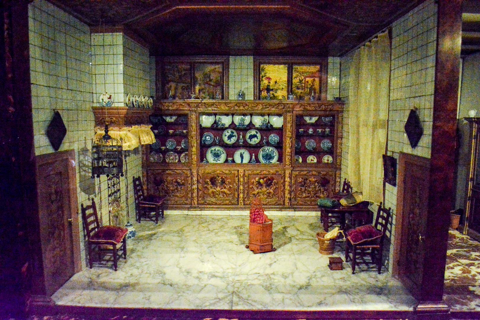 The dollhouse with porcelain from China