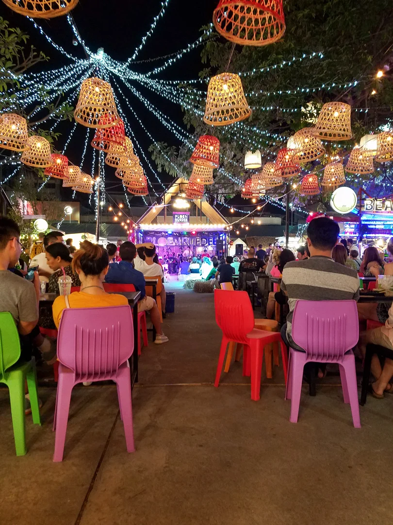 Ploen Ruedee Night Market with Live Music