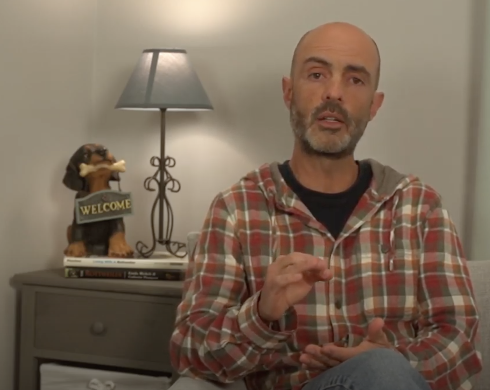 O Cão, come tudo o que apanha na rua.