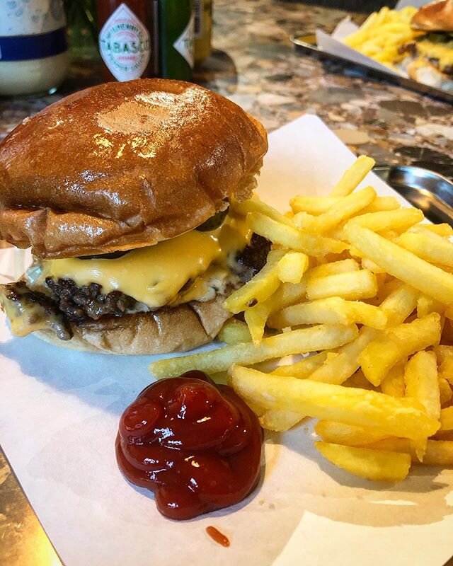 After the disastrous pancakes this morning I think I have redeemed myself with these smash burgers. Fuck you pancakes! 🍔🍔🍔
.
.
.
The easiest and tastiest burgers I have ever made. Toasted buttered potato bun, special sauce, smash burger with Ameri