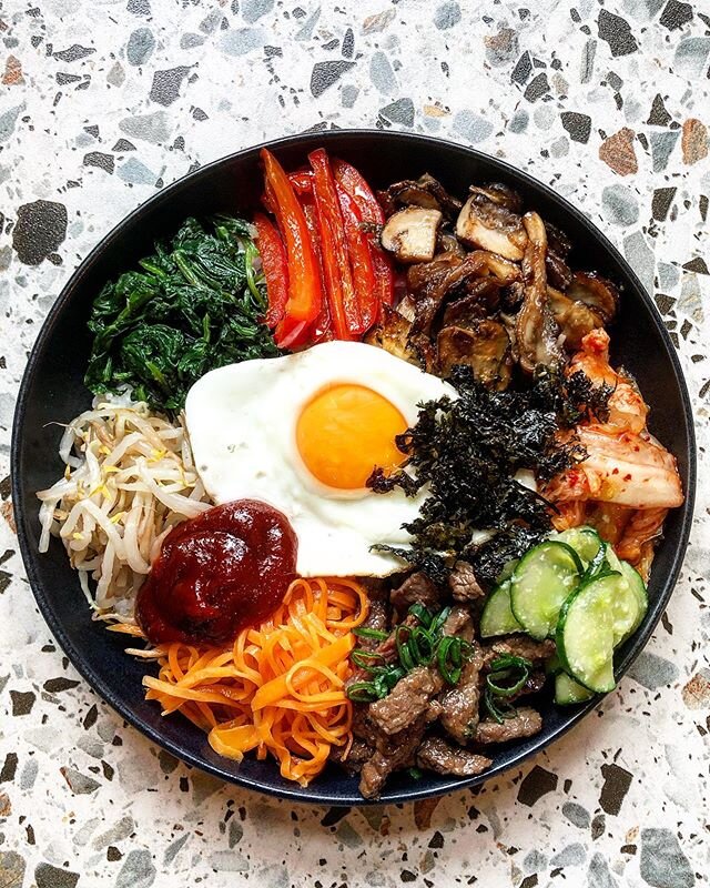 BIBIMBAP 🙌🏼🙌🏼🙌🏼 a little labour intensive but so much fun to make!!!!
From the top (clockwise) we have peppers, shrooms, kimchi, cukes, beef bulgogi, carrots, beansprouts, spinach, fried egg, gochujang and crispy nori and steamed rice underneat