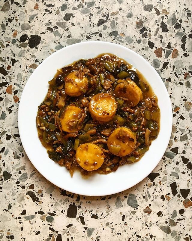 🥬Ugly delicious springs to mind here. She ain&rsquo;t much to look at but she was bloody tasty! This was my riff on the Wong family home cooked dish of mustard greens with pork belly, fried tofu and cloud ear shrooms. It&rsquo;s sweet, sour and pack