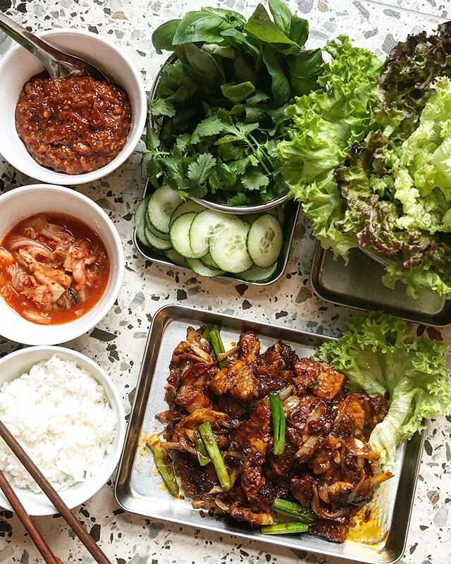 🔥 Pork bulgogi served with all the good stuff. We got rice, cukes, fresh lettuce leaves, herbs, kimchi and some ssamjang!!! Wrap it all up in a lettuce leaf and stuff in face. Repeat until all has been devoured 👌🏼 Would be perfect cooked on the bb