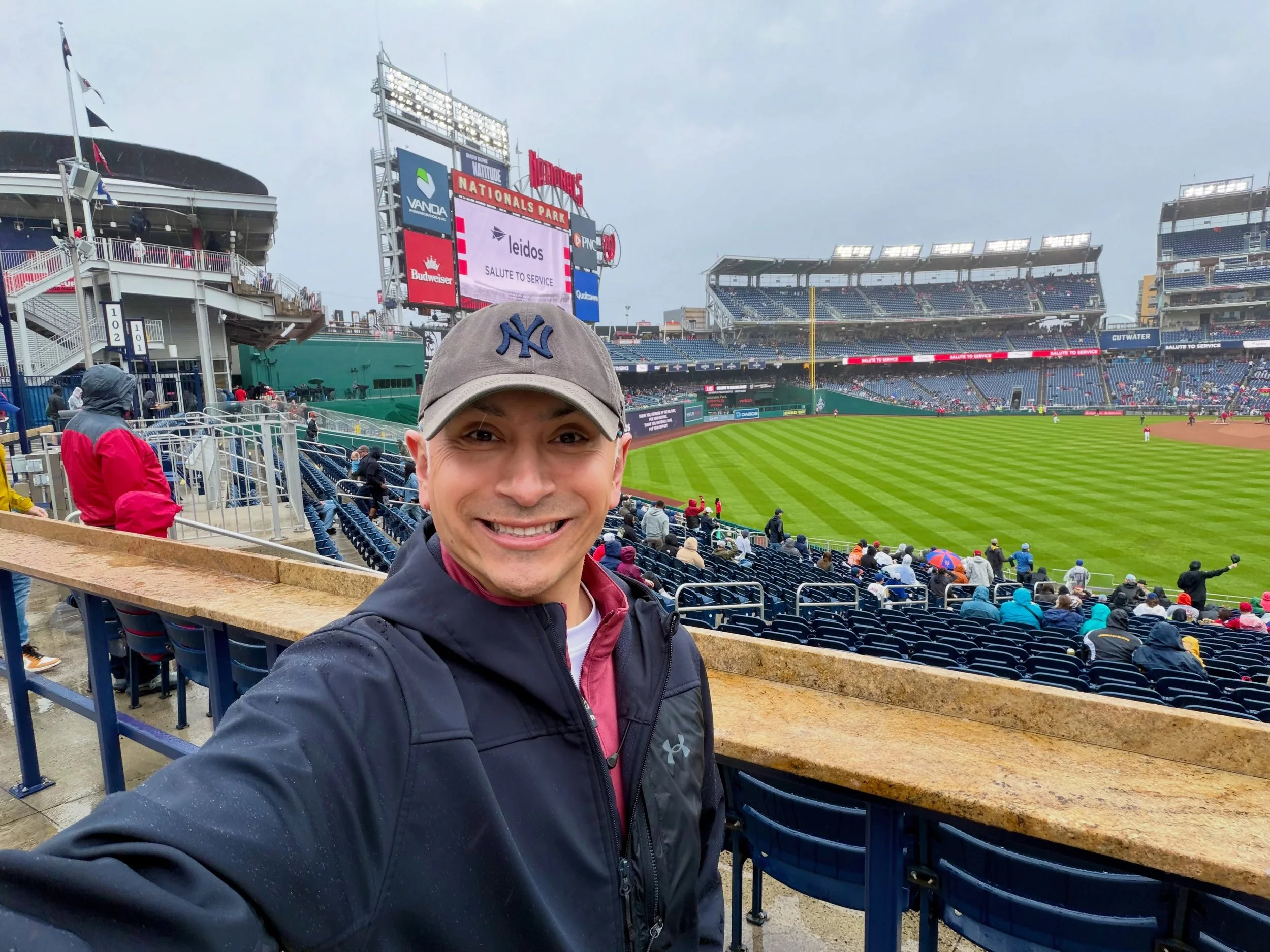 Goal: visit all 30 MLB Stadiums
Recently: @nationalspark (#9 ✅)
And yes, the @yankees gear goes everywhere.🗽