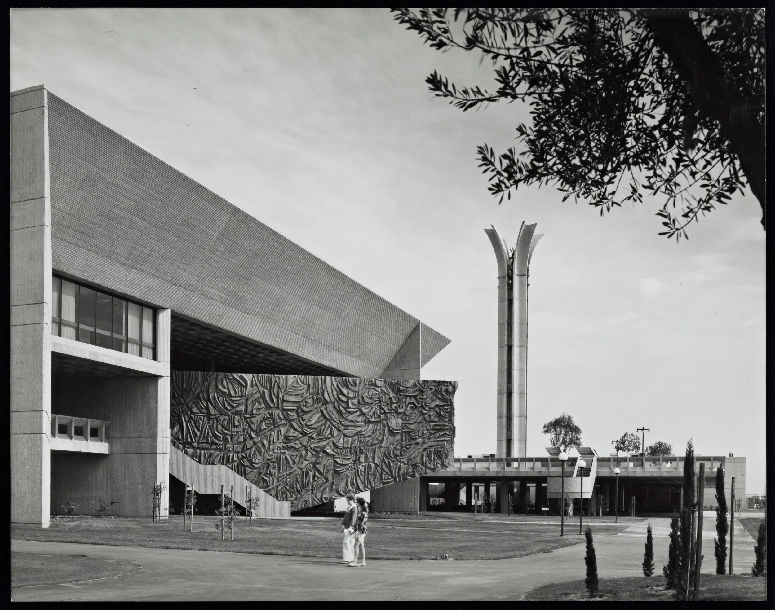 The Cypress College Library Mural , an expressive counterpoint to its paler, grid-based surroundings. Photographed by Julius Shulman in 1970. © J. Paul Getty Trust. Getty Research Institute, Los Angeles (2004.R.10)