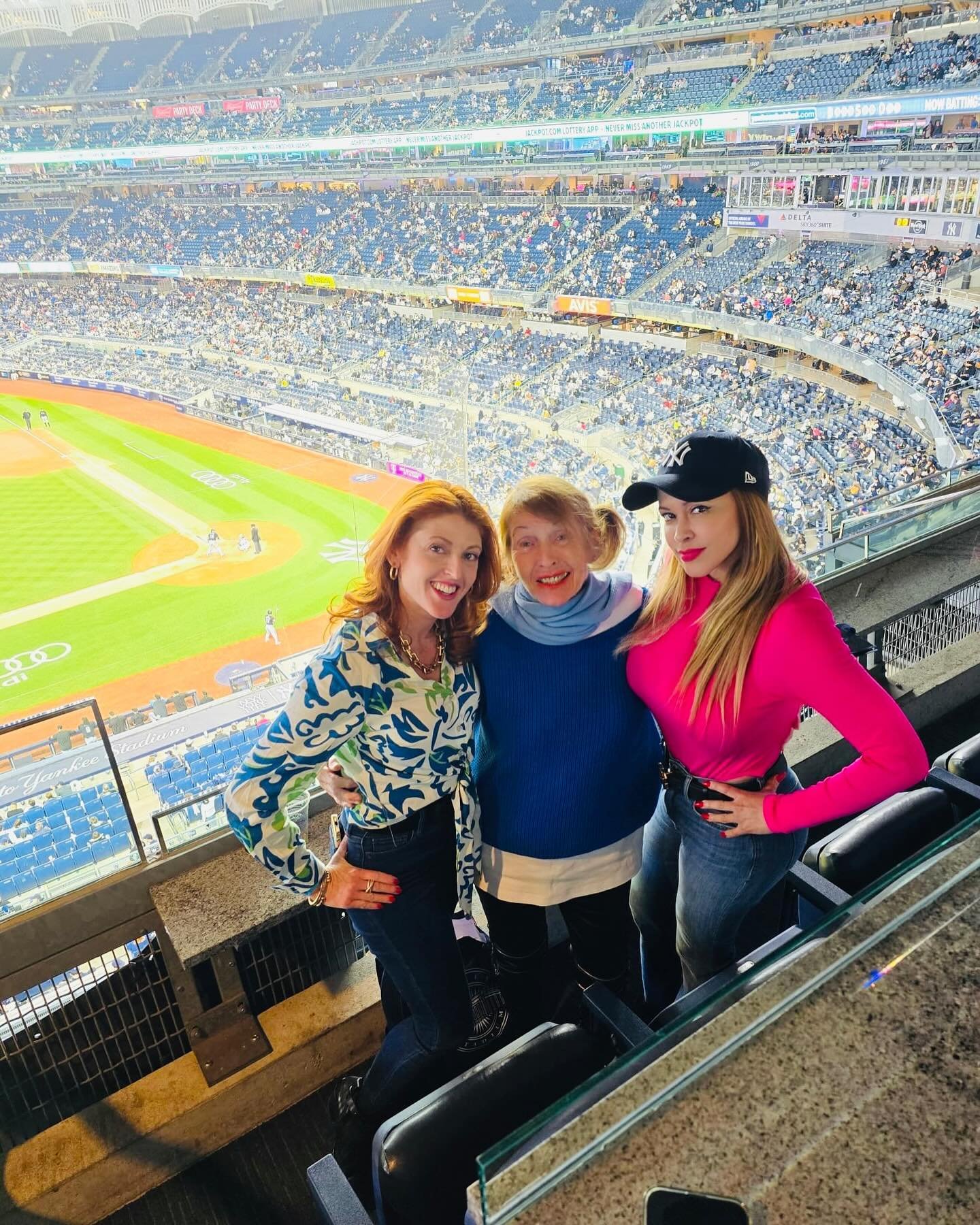 We WON go @yankees here&rsquo;s our victory chant! With my #galpal @mercedesm925 @yankees 
.
.
#yankees #yankeestadium #yankeebaseball #baseball #liveyourbestlife #friends #spring #suitelife #thesuitelife #fun