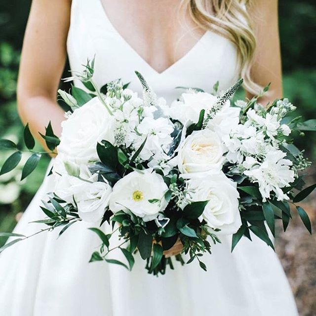 White on white on white 👰🏼 Quick tip: If you want a fuller bouquet without spending a gazillion dollars - add greenery! PS Have you read my wedding budget article yet?! Read it so you don&rsquo;t blow it (your budget) 🤑 #weddinginspo #weddingseaso