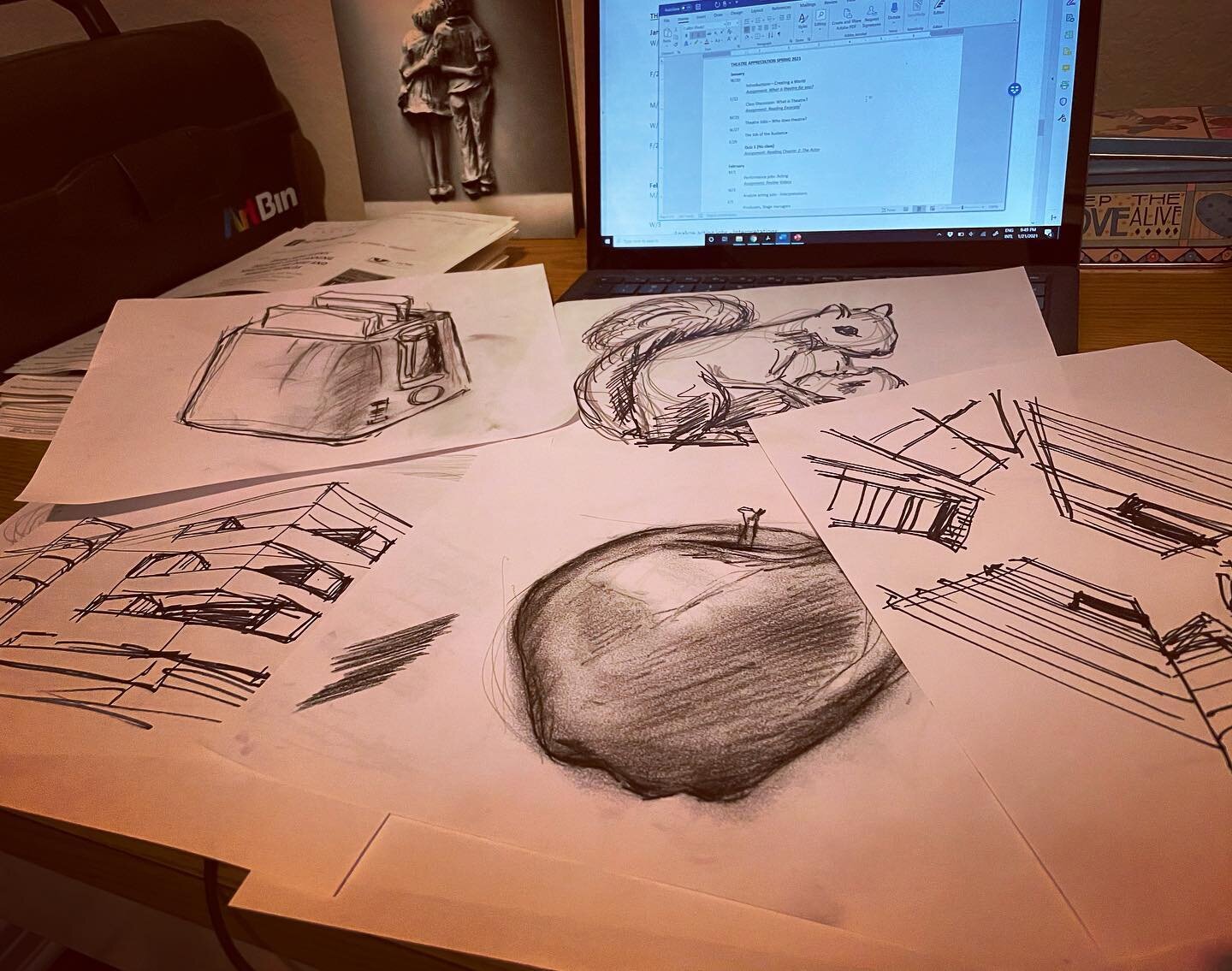 It was a quick sketch kinda morning! 1 min drawings for this first week of classes! 
.
.
.
.
.
#sketch #quicksketch #backtobasics
