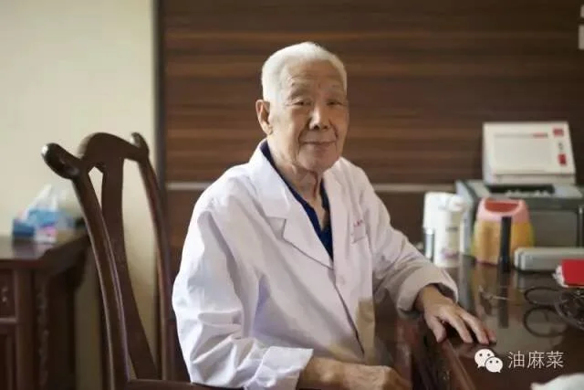 Dr. Song Zuomin, pictured here in 2016 at the age of 91, preparing for his clinic hours. (Photo credit: You Macai)