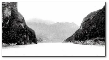  The Mountain of the Three Sisters (center) in Xiling Gorge