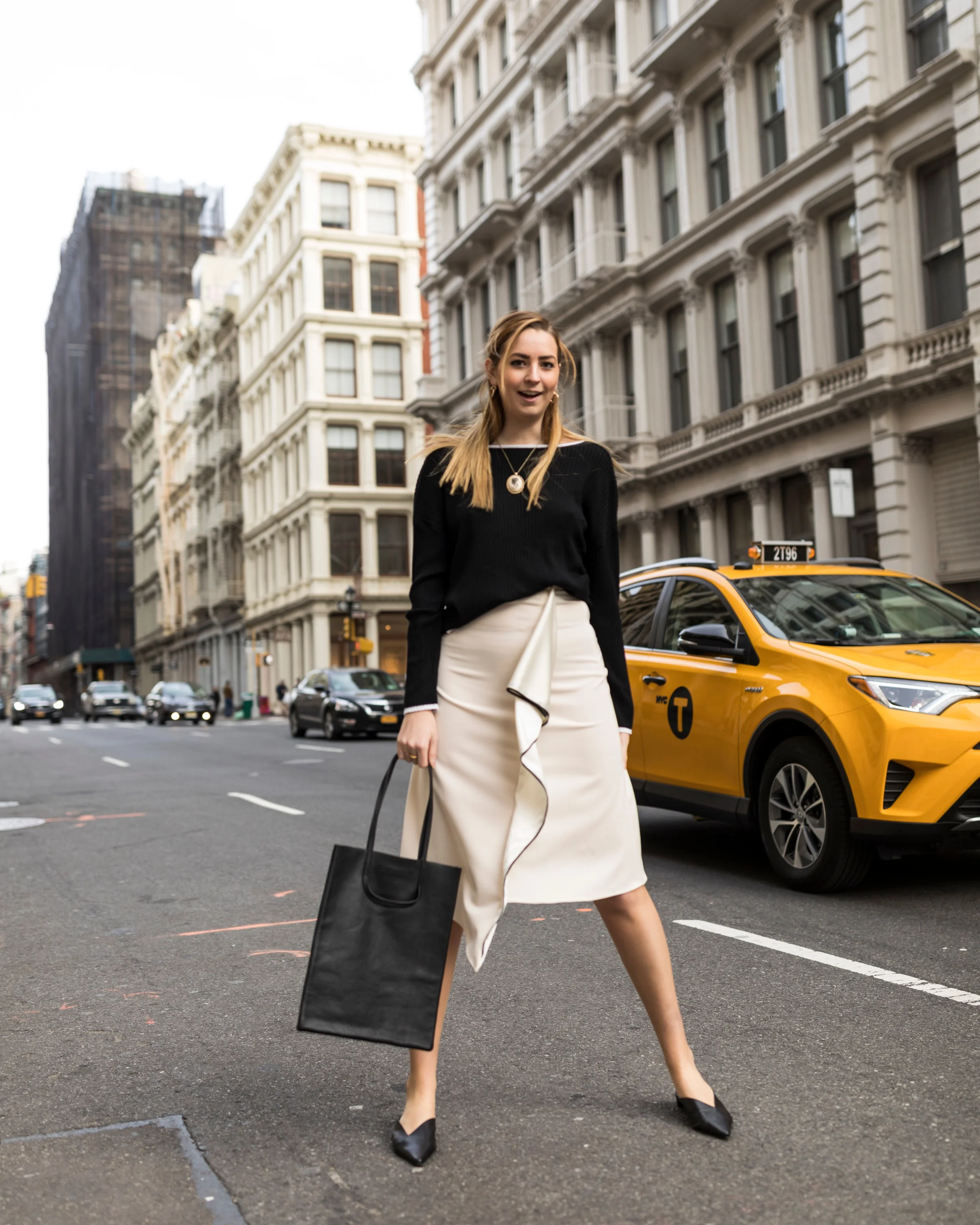And our last (but not least!) favorite look of the night: Jessica, @jessicataylorstevenson, paired a black top and white skirt from the Fall ‘19 collection. We love the details on the skirt and how the black top ties it all together.