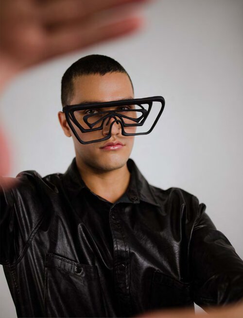 3D-Printed-ZoomIn-UltraGlasses-Black-Lada-Legina-Muze-Magazine.jpg