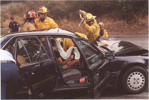 Foto:  Los bomberos sacando a Lynn de su vehículo.