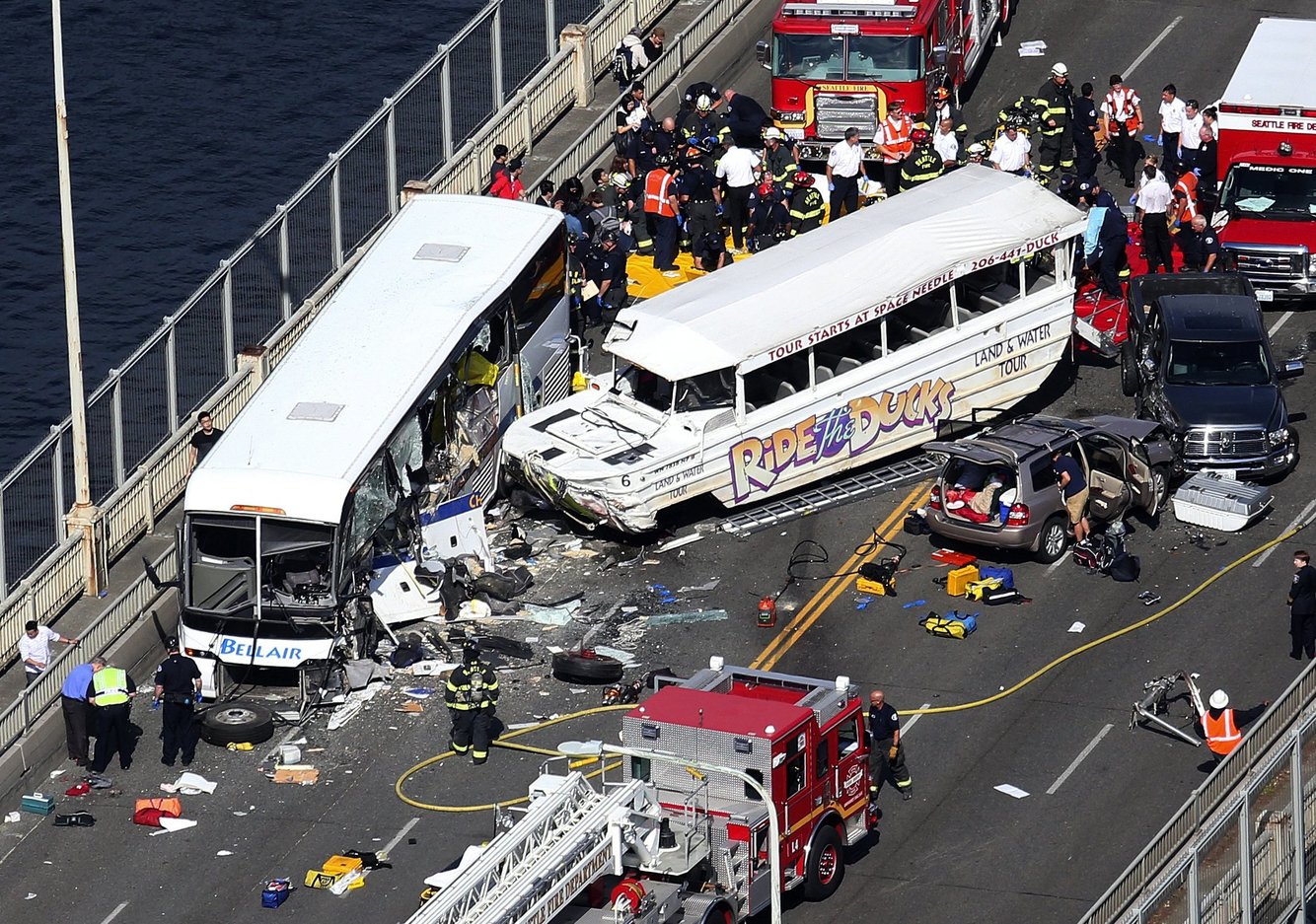 一辆 "乘鸭子 "汽车在西雅图奥罗拉大桥上与一辆包车相撞，造成五名学生死亡，几十人受伤。(Ken Lambert / The Seattle Times, 2015)