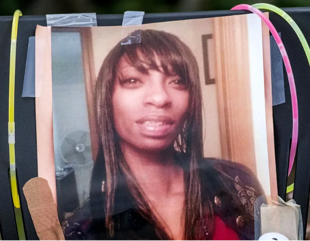 2017年6月，布莱特勒家庭广场外的椅子上贴着一张查莉娜-莱尔斯的照片。被西雅图警察开枪打死的莱尔斯的朋友和家人在那里为她守夜。