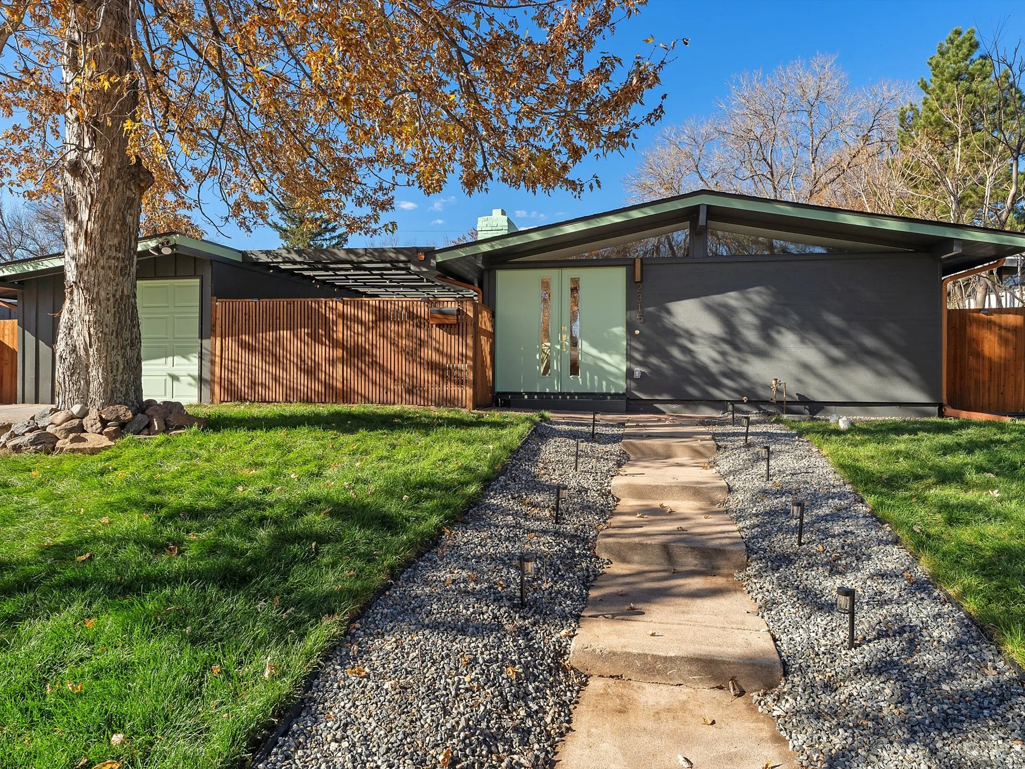01-2315 S Newton St_01.jpg