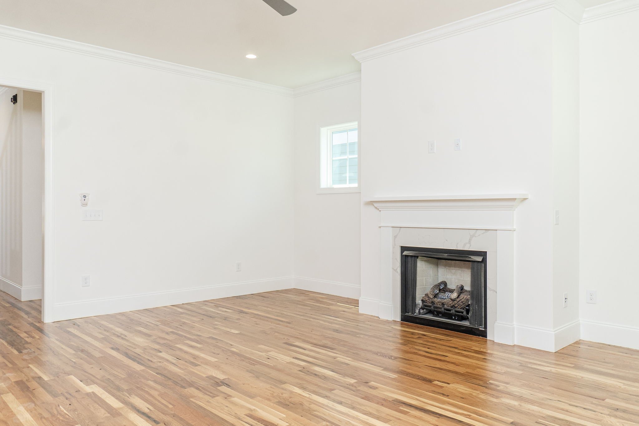 16-web-or-mls-736 Grove Ave-25.jpg