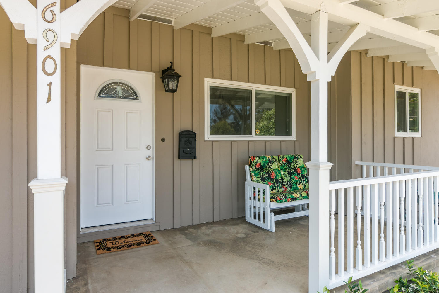 6901 Norton Ave-large-003-31-Front Porch-1500x1000-72dpi.jpg