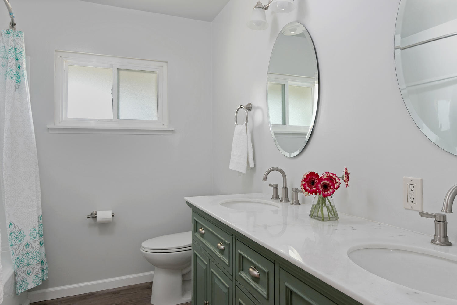 6901 Norton Ave-large-017-22-Bathroom-1500x1000-72dpi.jpg