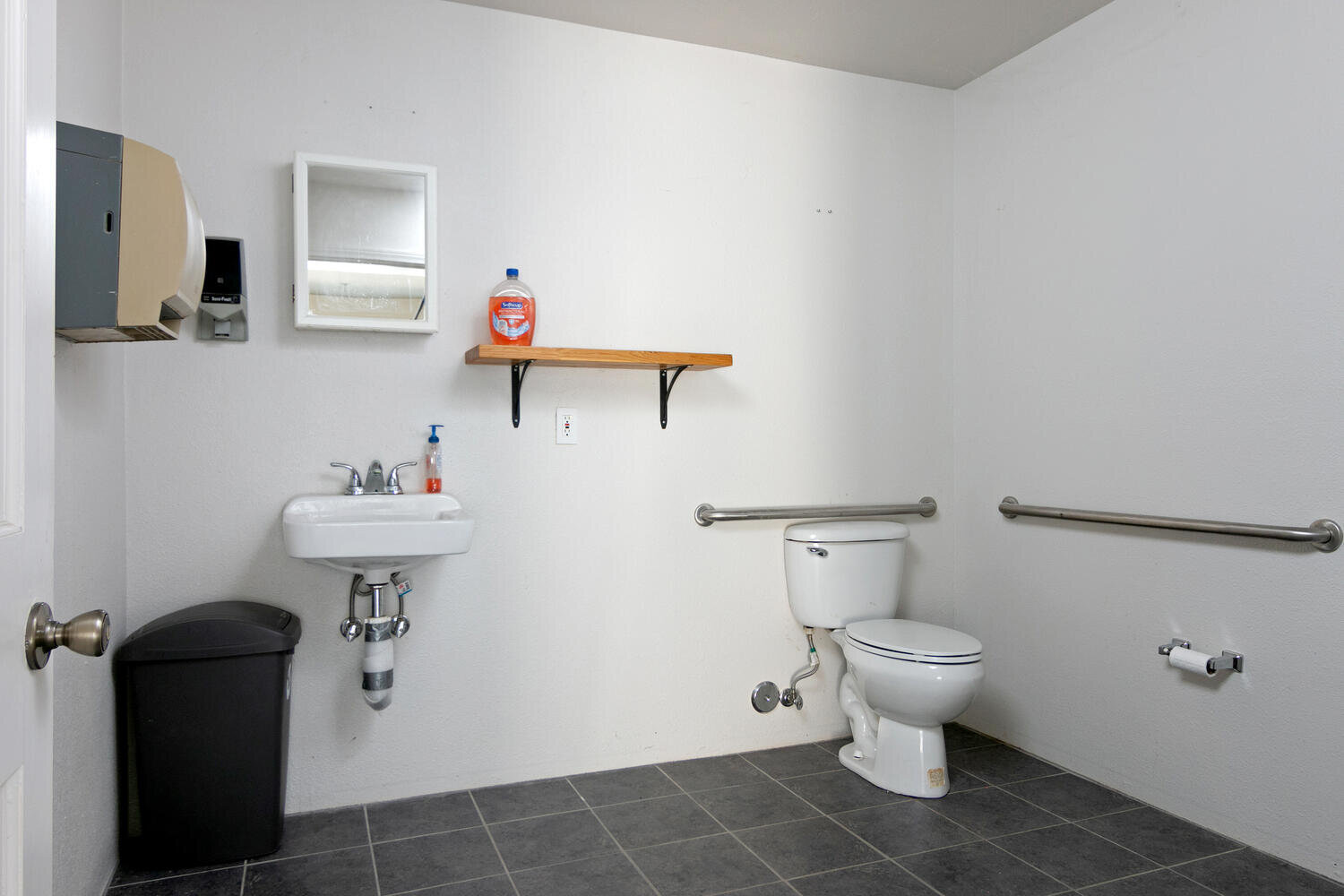 826 E Cota St-016-008-Restroom-MLS_Size.jpg