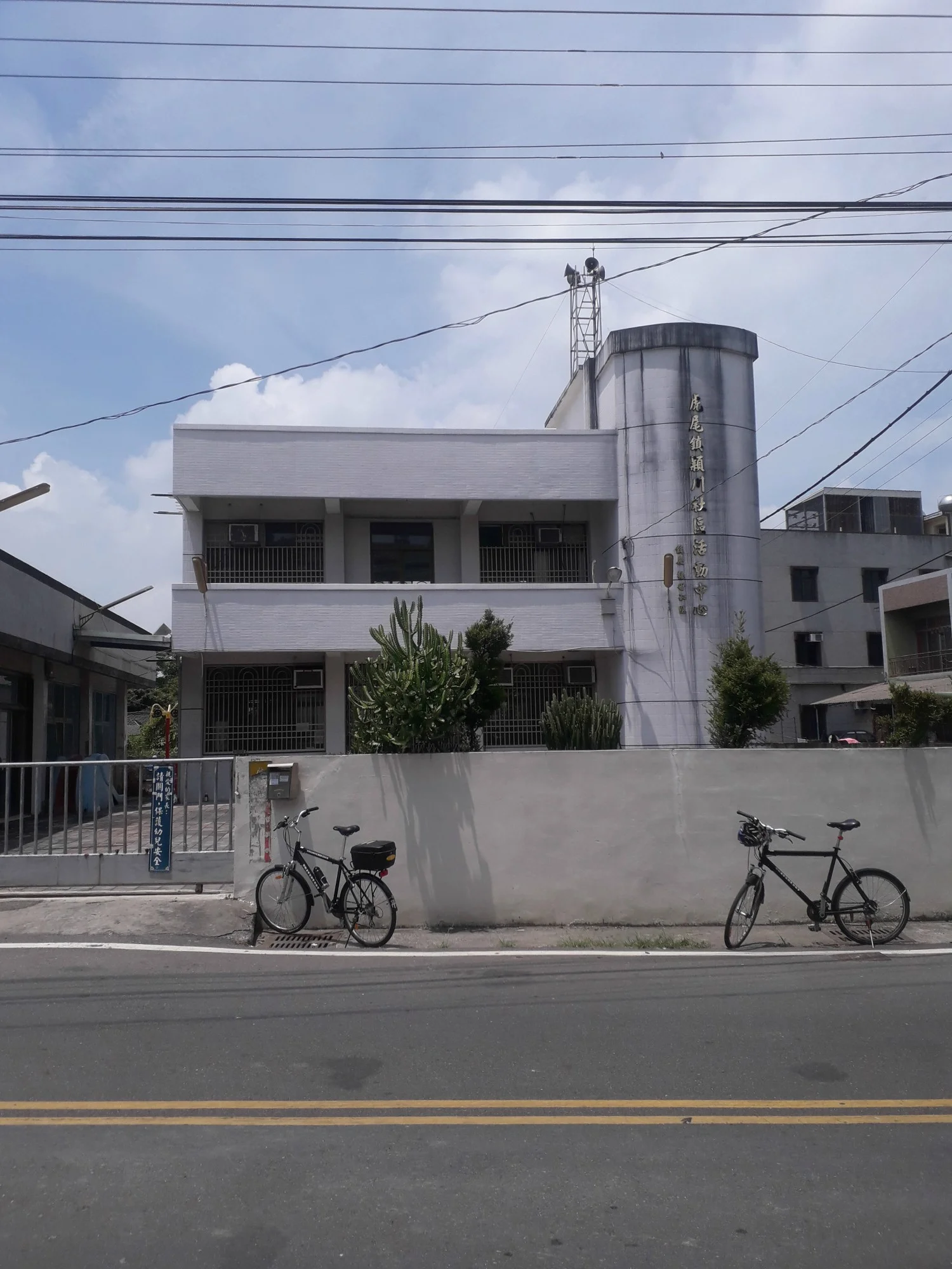 Huwei Vertical.jpg