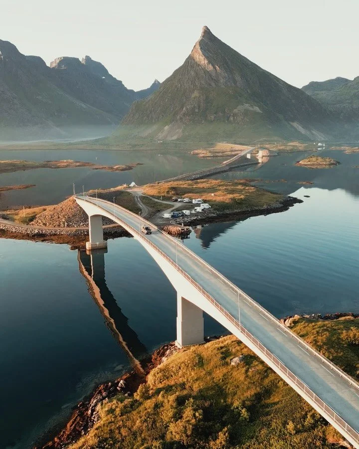 Puhutaanko hetki unelmista? Niist&auml; alunperin v&auml;h&auml;n ep&auml;realistisista, jotka v&auml;hitellen toteutuvat, kun niit&auml; kohti alkaakin tehd&auml; t&ouml;it&auml;. Niist&auml;, jotka matkan varrella viev&auml;t vaikeimpina aikoina y&