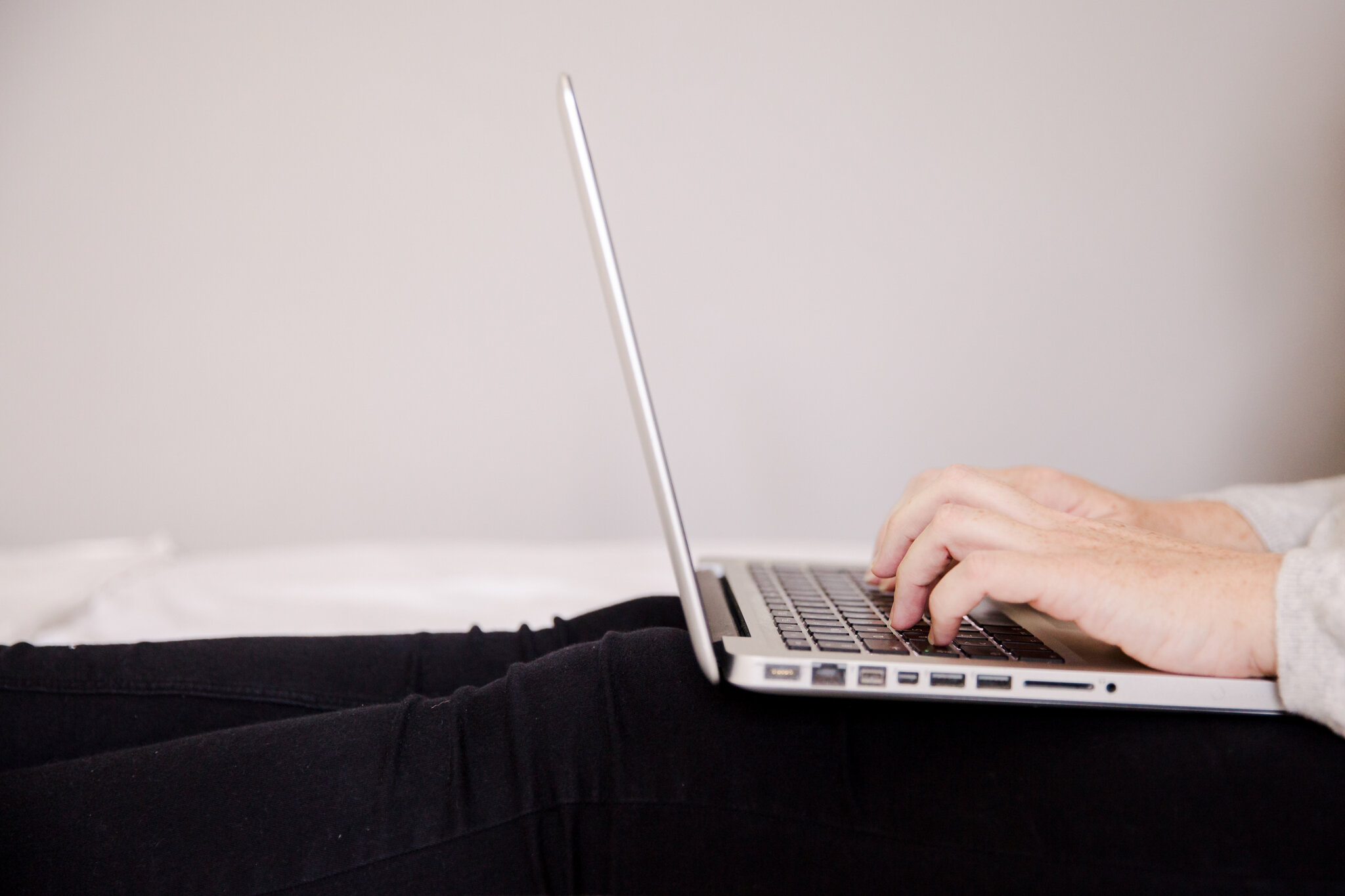 Visst kan du anlita en copywriter för att skriva din hemsida helt utan din inblandning – men sen då? Dina kunder kommer att bli förvirrade om ditt varumärke låter på ett sätt på hemsidan och ett helt annat i all annan kommunikation. Att ta fram ditt varumärkes personliga röst är ett måste – samt att du håller dig till den i alla former av skriven text. Att lära dig lite copy-DIY är helt enkelt den bästa lösningen om du frågar mig.