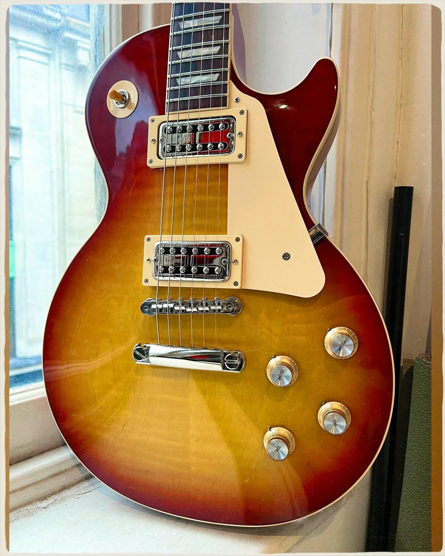 Gonna be diggin through the archive a little while the workshops still closed, starting with this one 😉

If you know me, you know I LOVE @tvjonesinc pickups, and use loads of them in my own gear. 

This lovely fella came through the shop looking to 