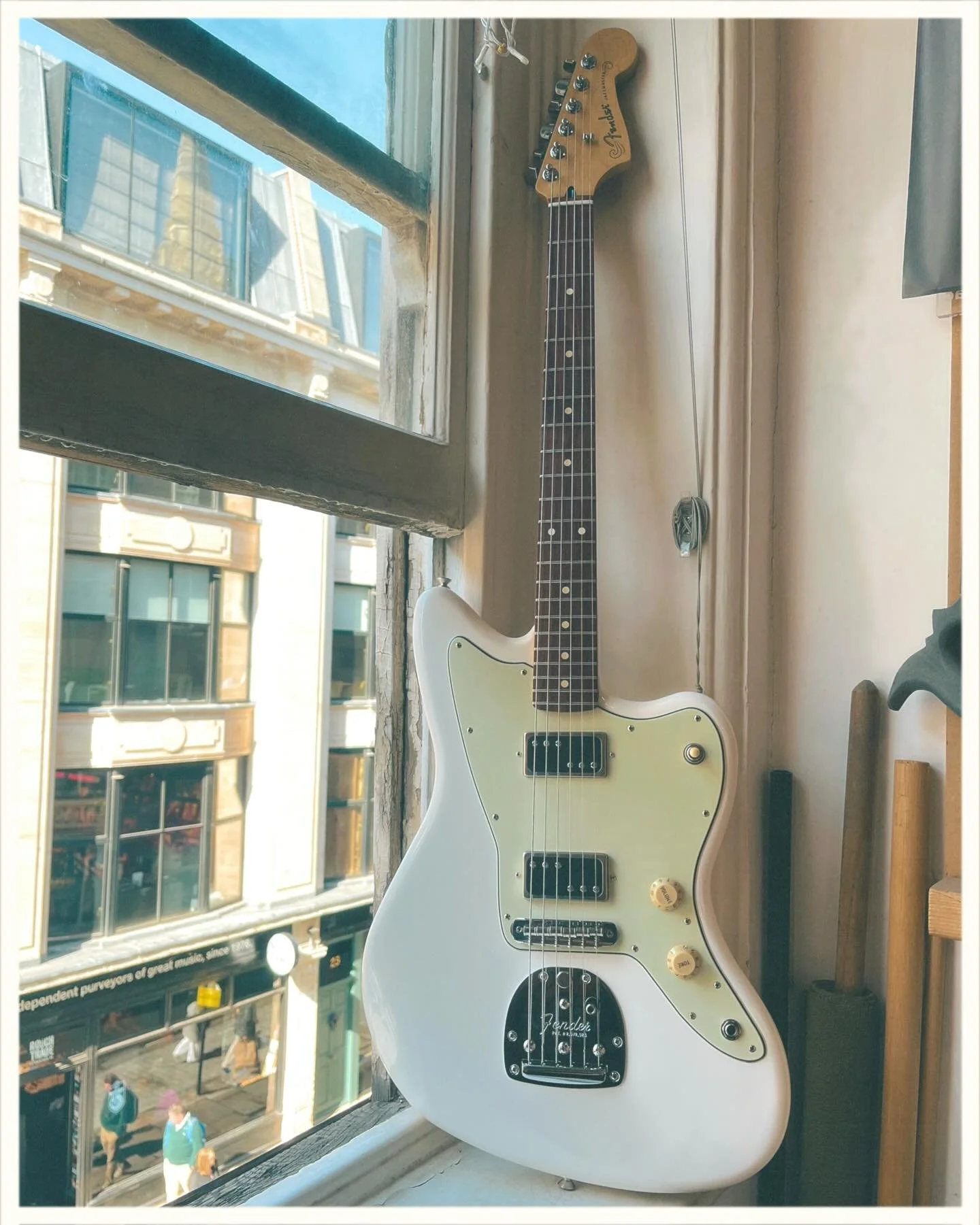 So this was really fun; a Players Series Fender Jazzmaster that came through for a whole host of upgrades! Pretty much everything except for the body &amp; neck got swapped out 😝

- New Fender Bridge &amp; Tailpiece (plus some little mods to &lsquo;
