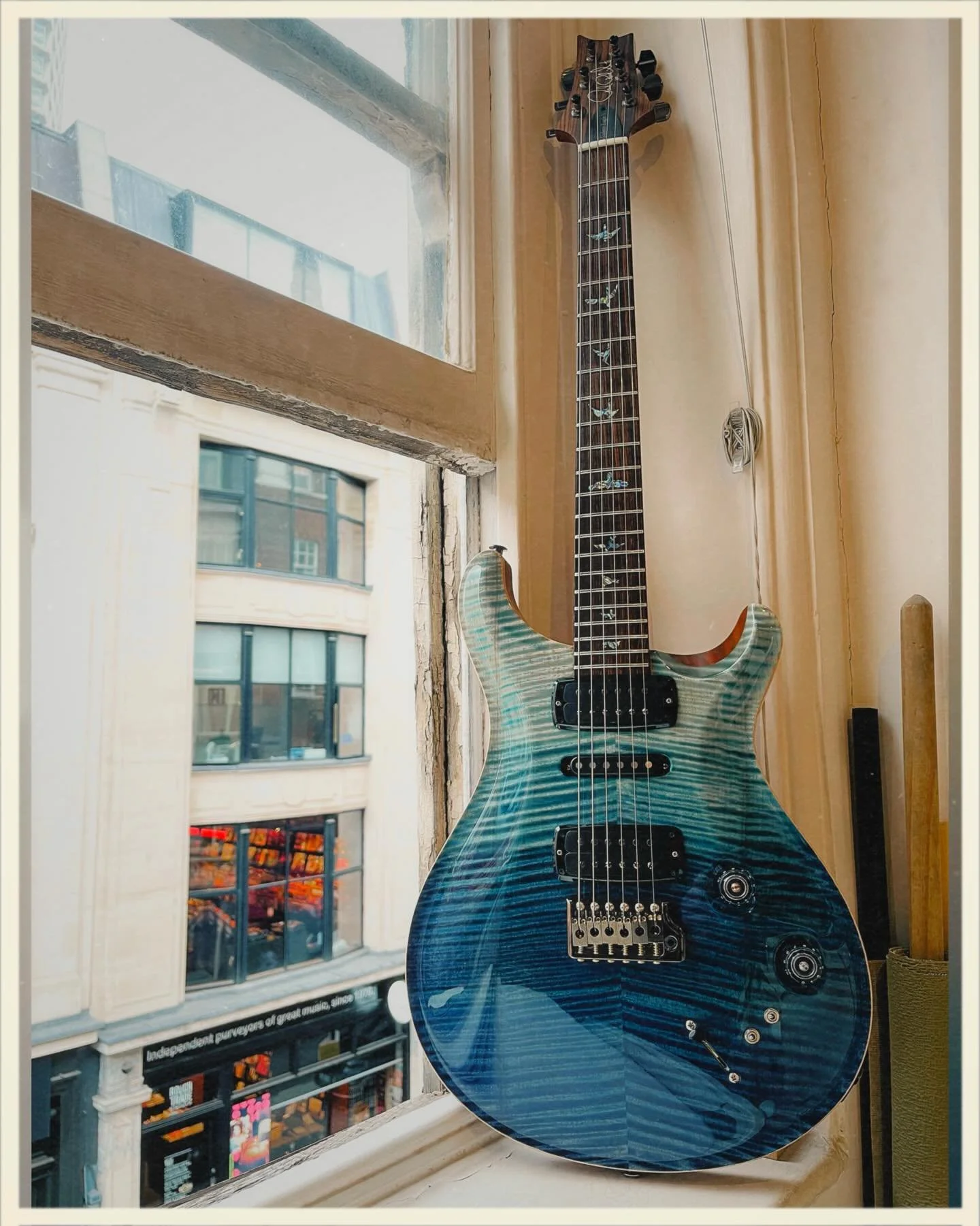 Lovely Paul Reed Smith Modern Eagle V, in Blue Jean Fade, that came through here for a little work on the setup and tremolo a short while ago, pretty snazzzzzy 😜

Hope everyone&rsquo;s staying cool and hydrated in this heat, and I&rsquo;m really hop