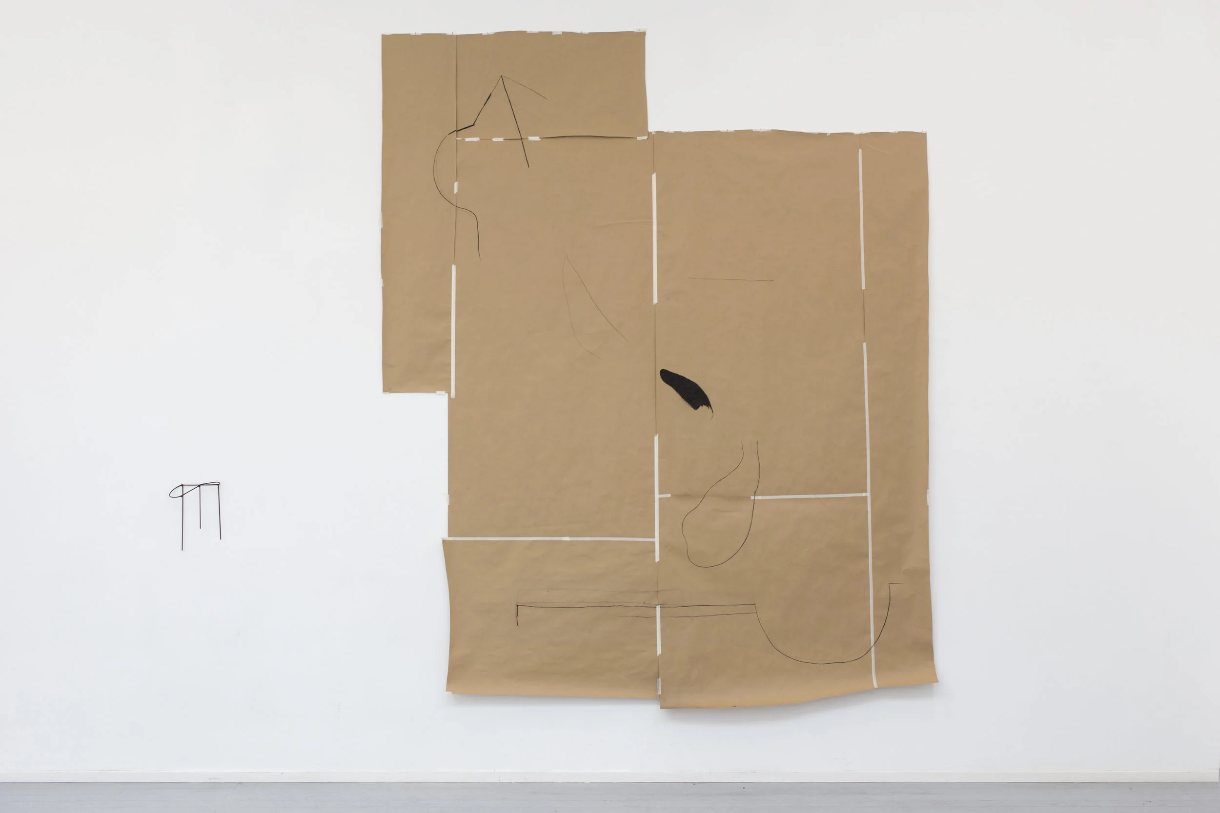 from left: derde, 2019, rebar and paint, 32x13x43 cm / Eén, 2019, craft paper an charcoal, 300x400 cm