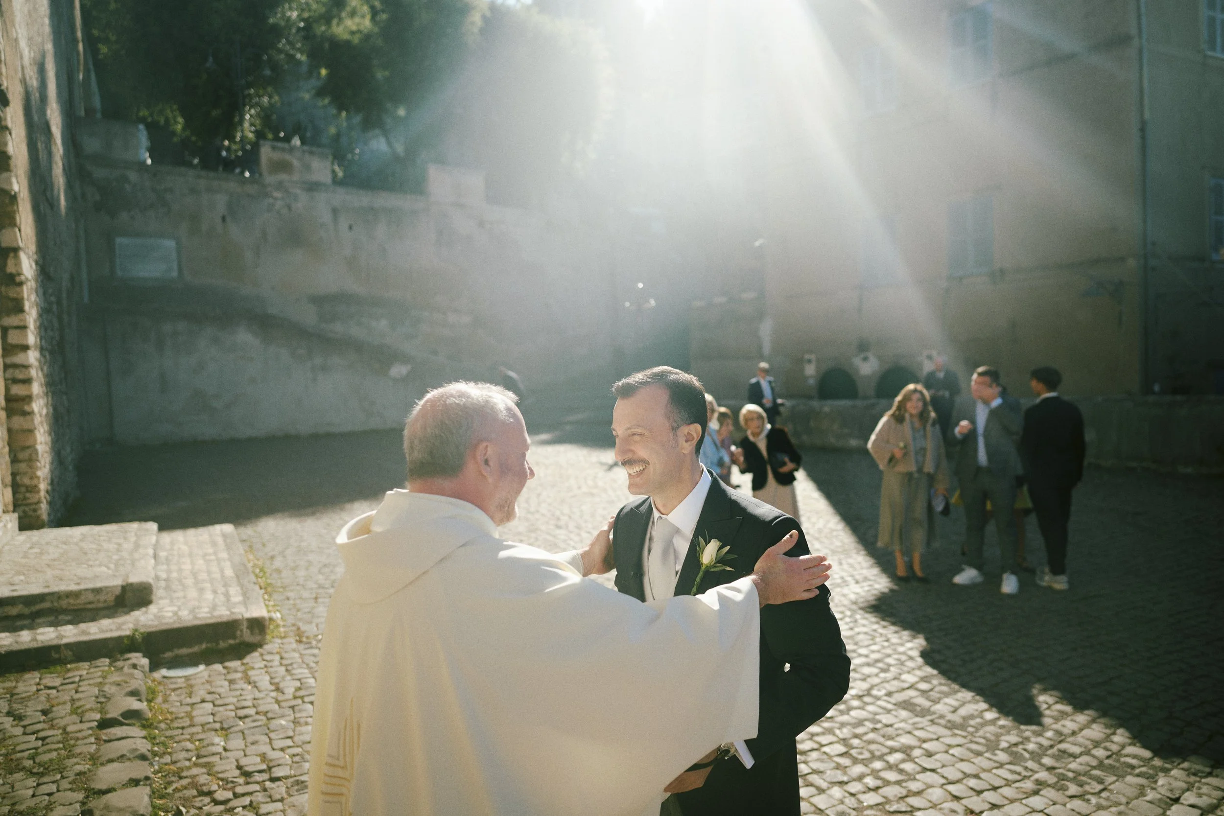 Vicky e Fra chiesa 0.jpg
