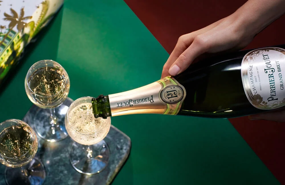 Chef-Sommelier Björn Zimmer und sein Champagner Club Bar-Team freuen sich, Ihnen zur Eröffnung u. a. den Perrier-Jouët Grand Brut auszuschenken. 
