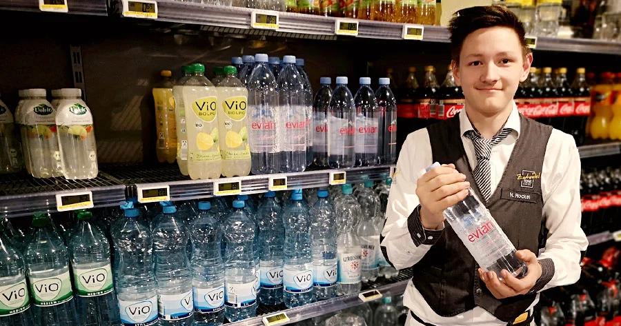 Ideale Durstlöscher während der Nahrungspausen: natriumarme Mineralwasser von Vio oder Evian.