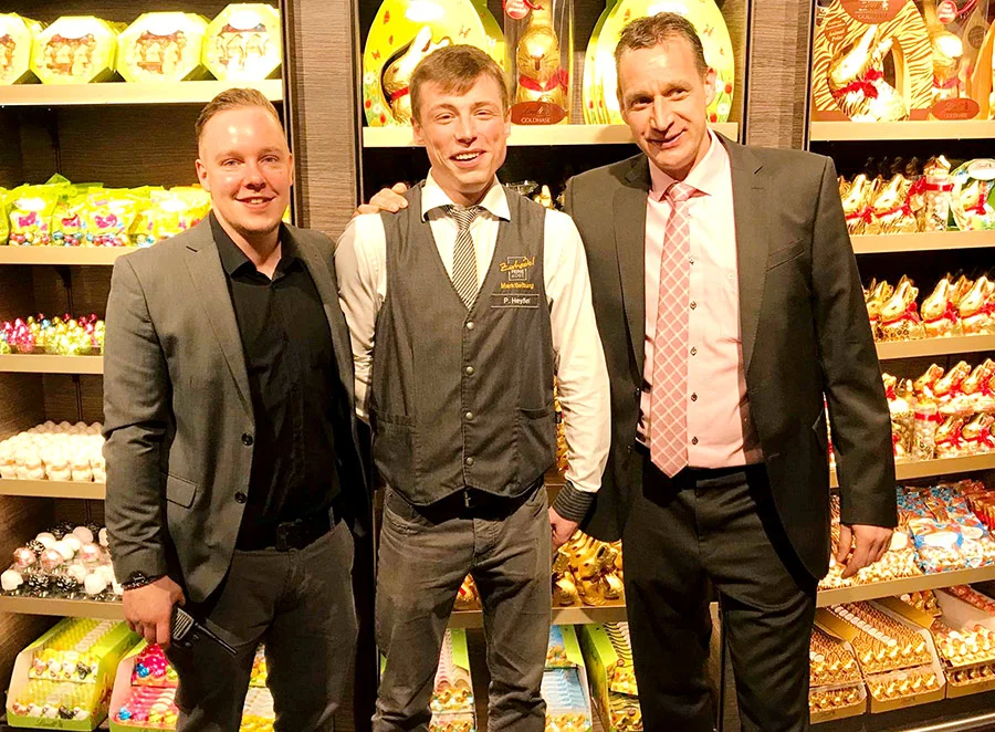 Zeigen das Crown von der Schokoladenseite: Vize-Marktleiter Kevin Eidner, Phillip Heißel & Markus Otten