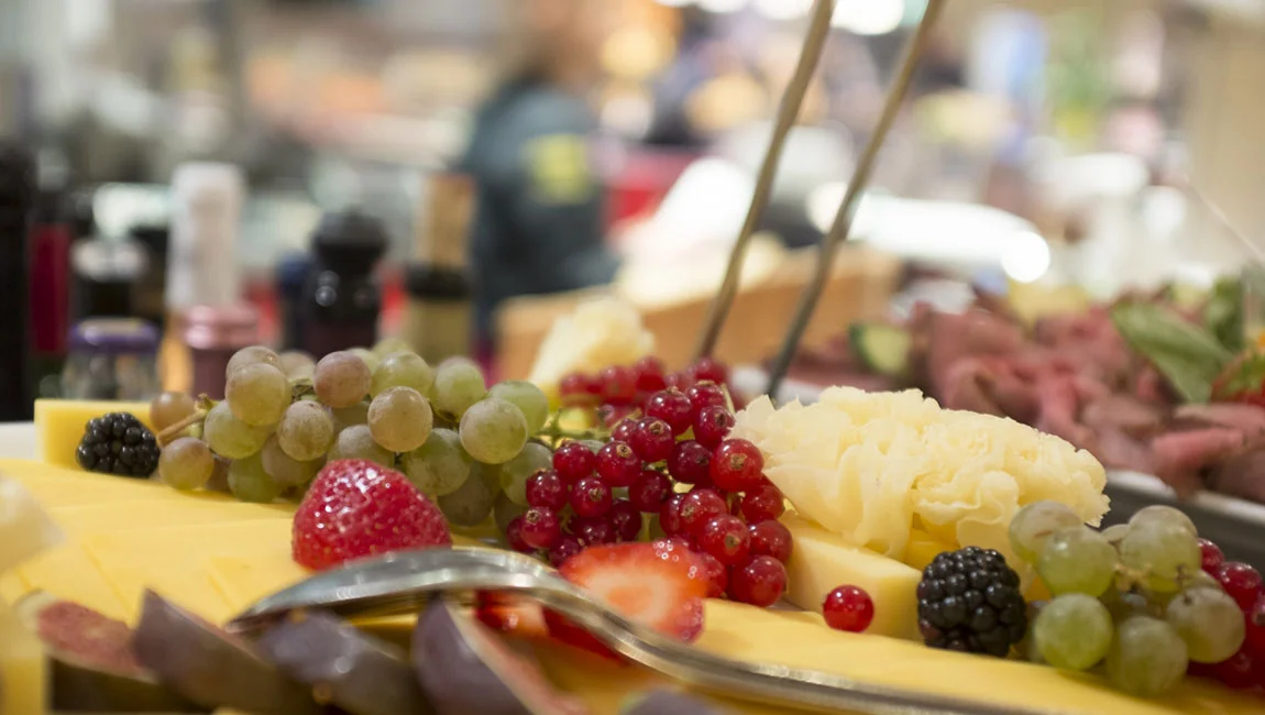 kaffee-lounge-fruehstuecksbuffet.jpg