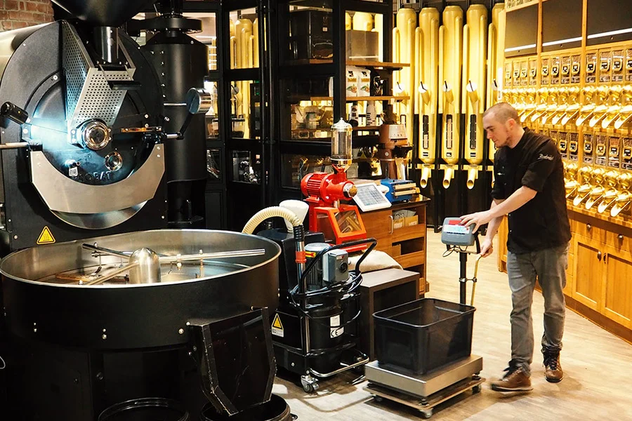 Meet the Machine : “Unser neuer ´Kollege´ ist eine Kapazität: Zählt doch der Probat -Kaffeeröster zu den größten und besten Röstmaschinen Deutschlands! ”