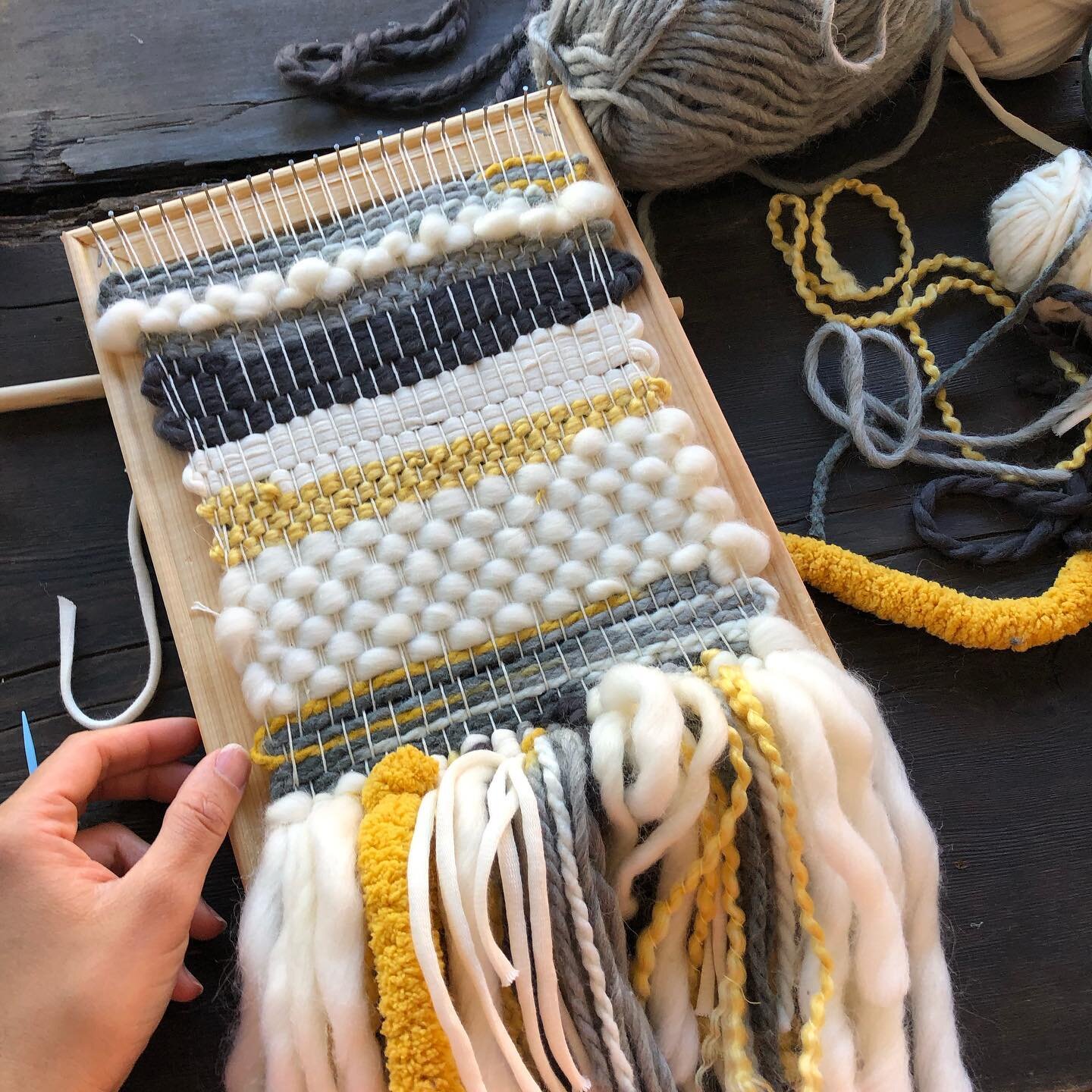 My new hobby : Looming + weaving😀
&bull;
&bull;
Another fabulous @airbnbexperiences adventure in the books! @trudyperrydesigns is a phenomenal fiber artist and teacher who made me feel comfortable and confident from the start. I was most surprised a