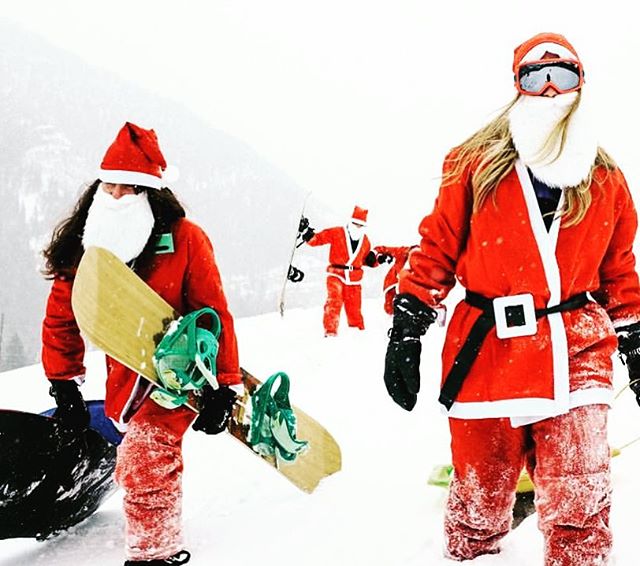 no snow this year so our tradition has been postponed... throwback to a prior year tho #santa #boarding ⛄️💌⛄️
.
.
.
.
.
#snow #bozeman #montana #santasledge #snowboardingsanta