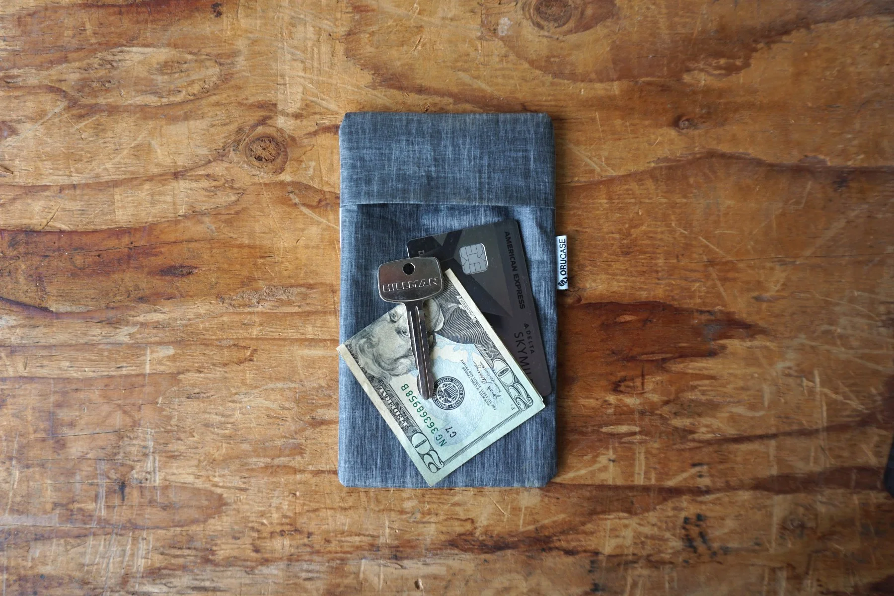 the-explore-wallet-gravelstoke-x-orucase_cash.jpg