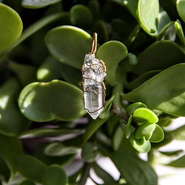 Clear quartz 💎 
Listed to our website ✨
•
Okay let’s chat a bit ! I know everyone is freaking out over this corona virus🦠. But fear only weakens our physical body.... take this time to practice healthy rituals - hold visions of yourself,