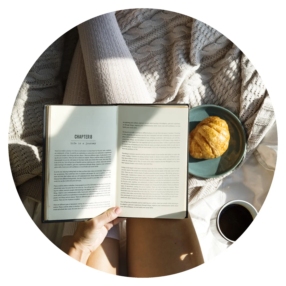 books_woman_reading_circle_3.jpg