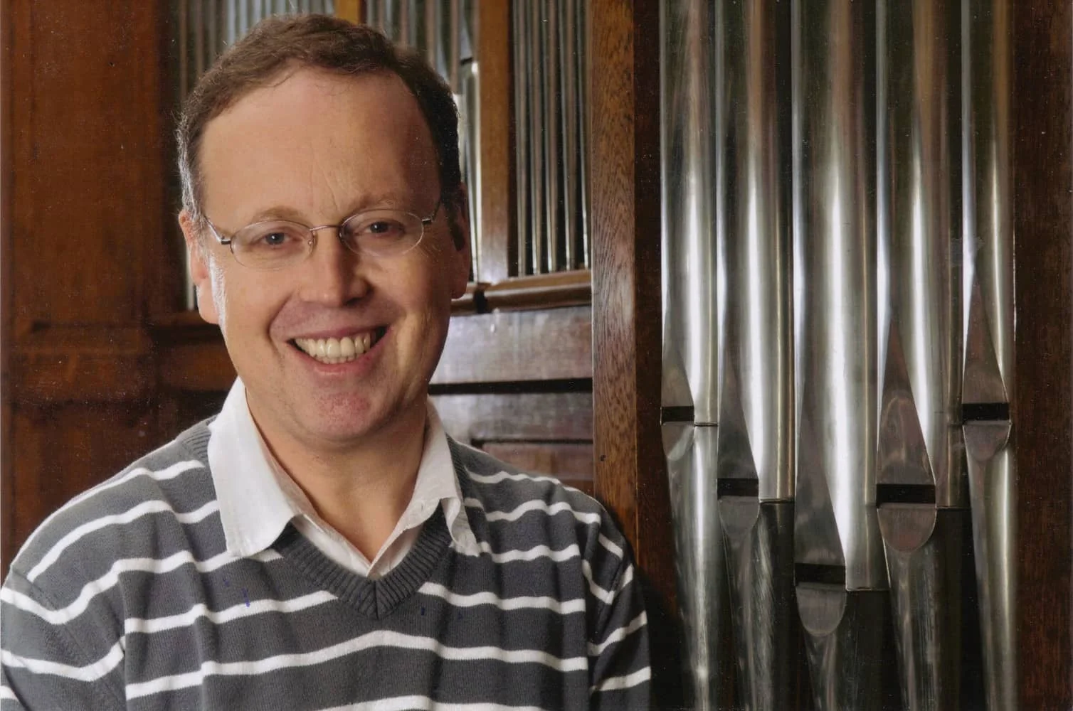 François Ménissier devant les tuyaux de l’orgue du Conservatoire de Rouen.